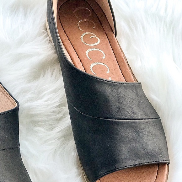 The ADELE Side Cut-Out Sandal - Picture 3 of 3